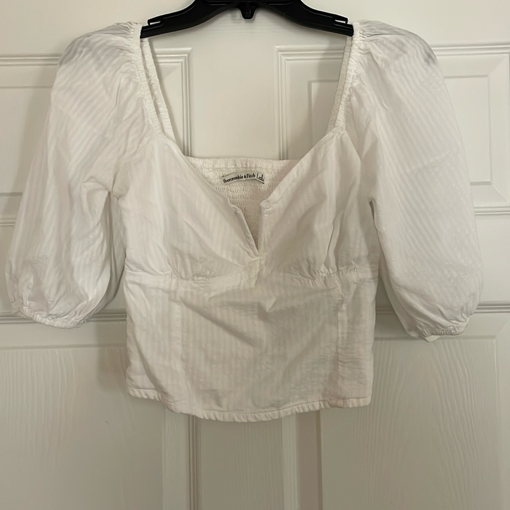 Abercrombie and Fitch white top with puff sleeves. Size S